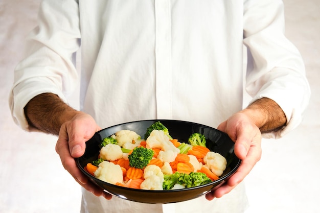 Szef kuchni przygotowujący danie